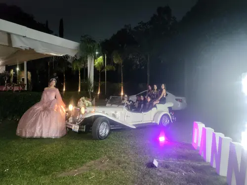 Foto de XV años con auto clasico y elegante